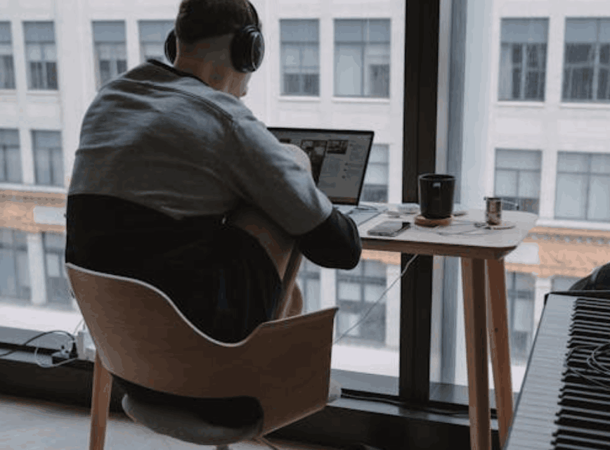 Comment bien choisir un bureau pour un espace de gaming ou d’étude au Maroc